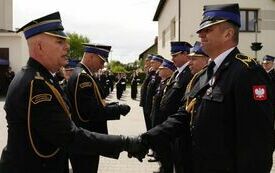 Następuje wręczenie odznaczeń dla strażak&oacute;w