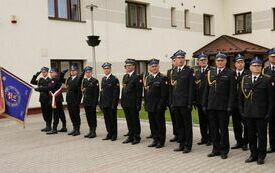 Uczestnicy obchod&oacute;w stoją na baczność i śpiewają Hymn Polski