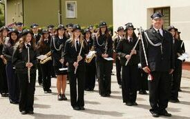 Przed budynkiem Urzędu Gminy Krasocin stoi Młodzieżowa Orkiestra Dęta OSP Krasocin
