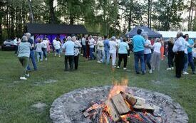 Uczestnicy Maj&oacute;wki tańczą do muzyki zespołu Mej
