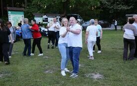 Uczestnicy Maj&oacute;wki tańczą do muzyki zespołu Mej