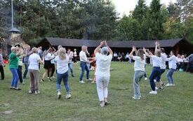 Uczestnicy Maj&oacute;wki tańczą do muzyki zespołu Mej