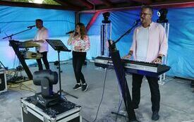 Na scenie występuje trzyosobowy zesp&oacute;ł Mej