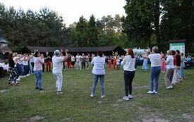 Uczestnicy Maj&oacute;wki tańczą do muzyki zespołu Mej