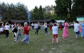 Uczestnicy Maj&oacute;wki tańczą do muzyki zespołu Mej