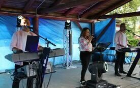 Na scenie występuje trzyosobowy zesp&oacute;ł Mej