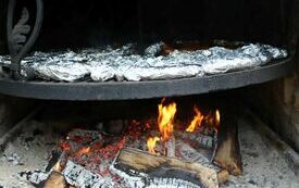 Ruszt, na kt&oacute;rym smażą się kiebasy i kaszanki