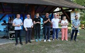 Organizatorzy i zaproszeni goście witają wszystkich uczestnik&oacute;w Maj&oacute;wki