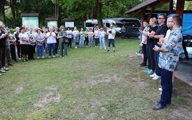 Organizatorzy i zaproszeni goście witają wszystkich uczestnik&oacute;w Maj&oacute;wki