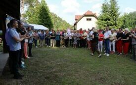 Organizatorzy i zaproszeni goście witają wszystkich uczestnik&oacute;w Maj&oacute;wki