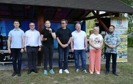 Organizatorzy i zaproszeni goście witają wszystkich uczestnik&oacute;w Maj&oacute;wki