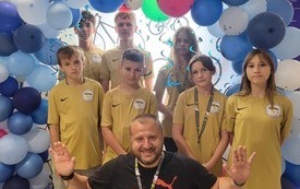 Wsp&oacute;lne zdjęcie obu drużyn z Włoszczowy z opiekunem Marcinem Sztuką