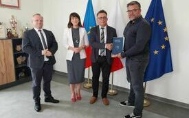 Starosta, w obecności członka zarządu Powiatu i skarbnik Powiatu, przekazuje jeden egzemplarz podpisanej umowy wykonawcy