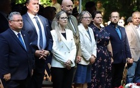 Obok siebie stoją uczestnicy uroczystości