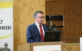 Przy m&oacute;wnicy głos zabiera Starosta Włoszczowski Dariusz Czechowski