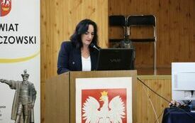 Przy m&oacute;wnicy treść uchwały odczytuje Wiceprzewodnicząca Rady Powiatu Monika Skoczek