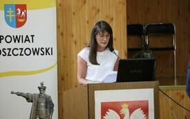 Przy m&oacute;wnicy głos zabiera Skarbnik Powiatu Agnieszka G&oacute;rska