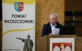 Przy m&oacute;wnicy głos zabiera Radny Dariusz Mietelski