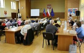 Seniorzy z powiatu włoszczowskiego uczestniczyli w spotkaniu edukacyjnym dotyczącym zagrożeń dla os&oacute;b starszych 2