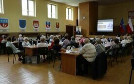 Seniorzy z powiatu włoszczowskiego uczestniczyli w spotkaniu edukacyjnym dotyczącym zagrożeń dla os&oacute;b starszych 3