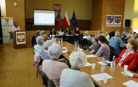 Seniorzy z powiatu włoszczowskiego uczestniczyli w spotkaniu edukacyjnym dotyczącym zagrożeń dla os&oacute;b starszych 8