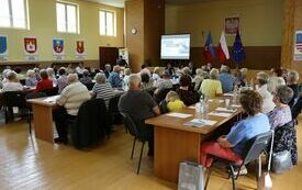 Seniorzy z powiatu włoszczowskiego uczestniczyli w spotkaniu edukacyjnym dotyczącym zagrożeń dla os&oacute;b starszych 15