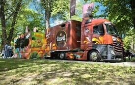 Samoch&oacute;d Wawel Truck stojący wśr&oacute;d drzew