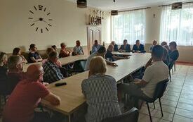 Uczestnicy spotkania prowadzą rozmowy