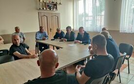 Uczestnicy spotkania prowadzą rozmowy