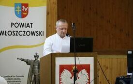Treść uchwały odczytuje Wiceprzewodniczący Rady Powiatu Jarosław Krzyżanowski