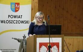 Treść uchwały odczytuje Wiceprzewodnicząca Rady Powiatu Aneta Jończyk