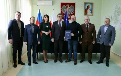 Zdjęcie do Podpisano umowy na usługi w zakresie powiatowych przewoz&oacute;w pasażerskich