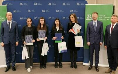 Zdjęcie do Emocjonujące zmagania podczas wojew&oacute;dzkiego finału olimpiady Zakładu Ubezpieczeń Społecznych w Kielcach. Uczennice z Włoszczowy najlepsze.