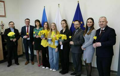 Zdjęcie do Wolontariuszki ze szkoły w Olesznie, w ramach akcji &bdquo;Pola nadziei&rdquo;, zbierały pieniądze na potrzeby hospicjum