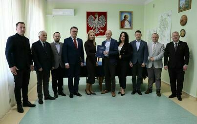 Zdjęcie do Wkr&oacute;tce ruszy długo oczekiwana przez mieszkańc&oacute;w Gościencina rozbudowa drogi powiatowej, dziś podpisano umowę z wykonawcą 