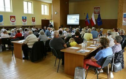Zdjęcie do Seniorzy z powiatu włoszczowskiego uczestniczyli w spotkaniu edukacyjnym dotyczącym zagrożeń dla os&oacute;b starszych