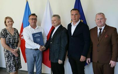 Zdjęcie do Powiat dofinansował prace związane z odnowieniem fasady kościoła w Kluczewsku