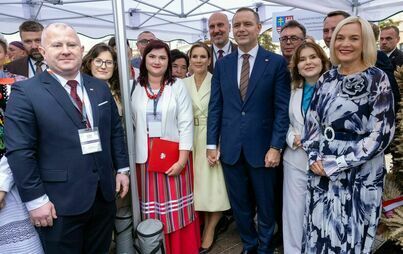 Zdjęcie do Wieniec z powiatu włoszczowskiego na dożynkach prezydenckich w Warszawie 