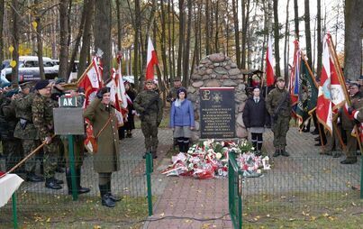Zdjęcie do 81. rocznica zwycięskiej bitwy pod Chotowem. Mieszkańcy oddali hołd poległym żołnierzom Armii Krajowej majora &bdquo;Nurta&rdquo;. Były medale i podziękowania.