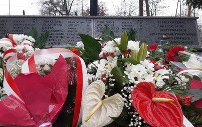 Zdjęcie do Mieszkańcy Kurzelowa uczcili 82. rocznicę pacyfikacji swojej miejscowości, w wyniku kt&oacute;rej życie straciło 20 os&oacute;b