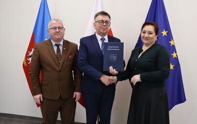 Zdjęcie do Nieodpłatne przekazanie sprzętu komputerowego w ramach wskaźnika C15G &bdquo;Nowe komputery przenośne (laptopy, laptopy przeglądarkowe i tablety)  do dyspozycji uczni&oacute;w&rdquo;