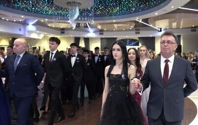 Zdjęcie do Cztery polonezy i walc. Ponad 180 maturzyst&oacute;w &bdquo;Sikorskiego&rdquo; z Włoszczowy miało sw&oacute;j wielki bal studni&oacute;wkowy w Camelii