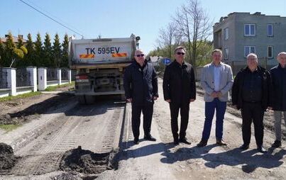 Zdjęcie do Powiat Włoszczowski remontuje trzy ważne drogi w gminach Krasocin, Radk&oacute;w i Moskorzew. Wyda na to ponad 10 milion&oacute;w złotych.