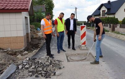 Zdjęcie do Trwa przebudowa 2 051 mb drogi powiatowej w Cieślach