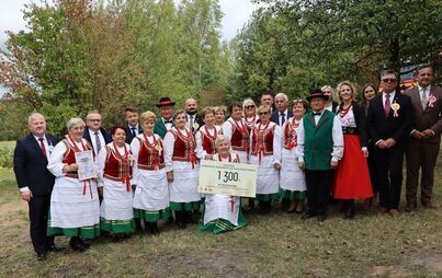 Zdjęcie do Delegacja z Powiatu Włoszczowskiego na XXVI Świętokrzyskich Dożynkach Wojew&oacute;dzkich w Tokarni