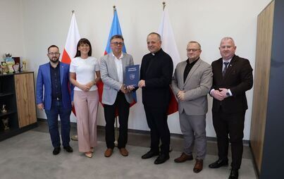 Zdjęcie do Powiat udzielił dotacji Parafii Wniebowzięcia NMP we Włoszczowie  na prace przy kaplicy cmentarnej
