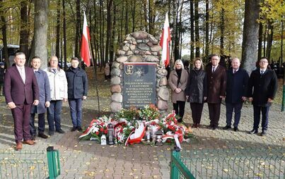Zdjęcie do 82. rocznica zwycięskiej bitwy pod Chotowem.  Oddano hołd poległym żołnierzom Armii Krajowej majora Eugeniusza Kaszyńskiego &bdquo;Nurta&rdquo;.