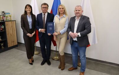 Zdjęcie do Powiat podpisał umowę na kolejne prace związane z budową instalacji OZE  dla powiatowej hali sportowej i &bdquo;og&oacute;lniaka&rdquo;