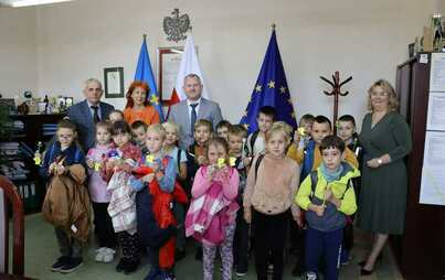 Zdjęcie do Uczniowie klasy drugiej ze szkoły w Seceminie na wycieczce w Starostwie Powiatowym 