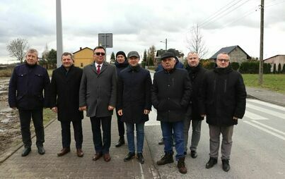 Zdjęcie do Uroczyście otwarto po przebudowie trzy odcinki dr&oacute;g powiatowych